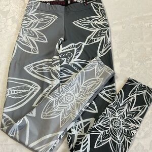 Bombsheller Sportswear Women's floral gray design Leggings Size Medium Yoga